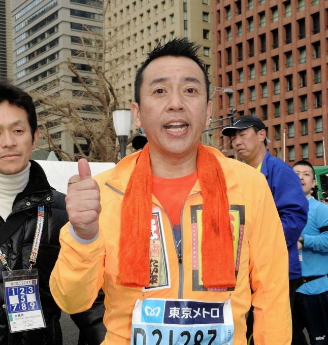 完走しポーズを決める林家たい平＝東京・丸の内（撮影・佐々木彰尚）