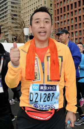 東京マラソンで完走しポーズを決める林家たい平＝２月２６日（撮影・佐々木彰尚）