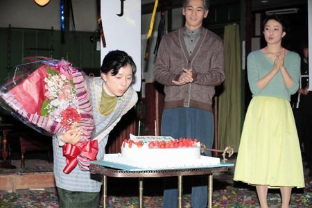「べっぴんさん」クランクアップが２０歳の誕生日となり、サプライズで用意されたバースデーケーキのろうそくを吹き消す芳根京子＝ＮＨＫ大阪放送センター（撮影・坂部計介）