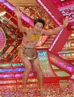 Ｒ-１ぐらんぷり２０１７で優勝し、“ヒヤヒヤ”のバンザイをするアキラ１００％＝東京都港区のフジテレビ（撮影・出月俊成）