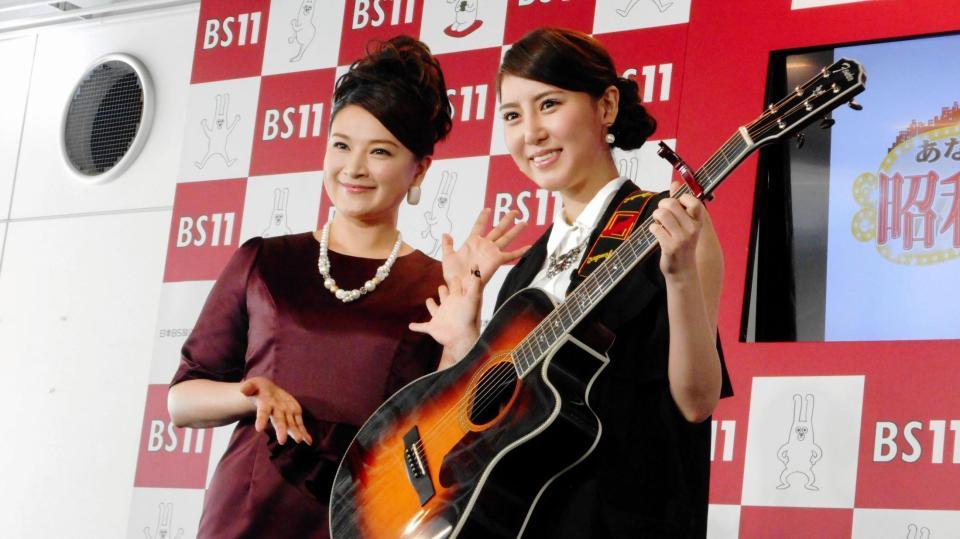 ＢＳ１１の４月改編会見で新番組「あなたが出会った昭和の名曲」の司会を務めることが発表された島崎和歌子（左）とギター流しのおかゆ＝東京・神田駿河台のＢＳ１１