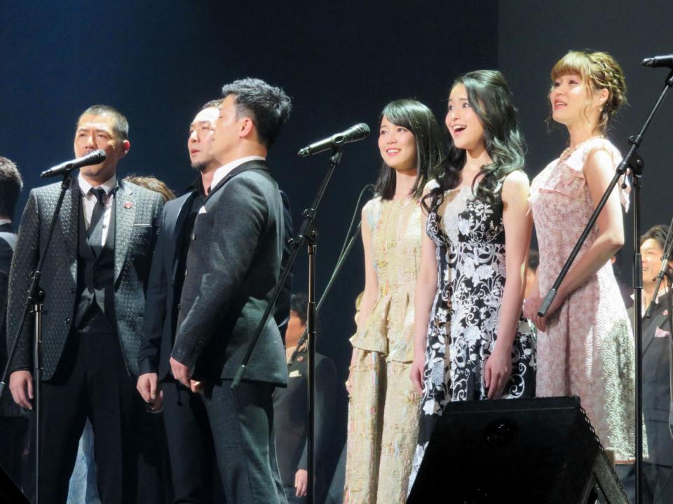 共演者とともに熱唱する生田絵梨花（右から３人目）＝東京・帝国劇場