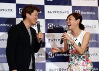 イベントのトークで高橋真麻（右）の爆笑を誘うヒロミ＝東京・cafe　ＳＴＵＤＩＯ（撮影・開出牧）