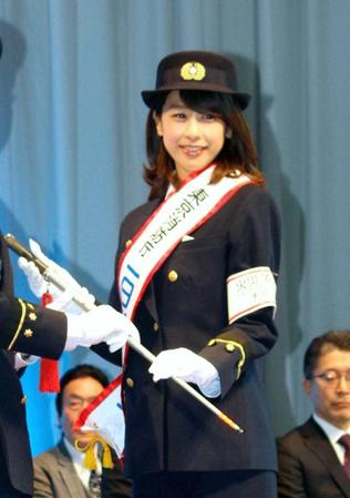 　指揮棒を受け取る加藤綾子＝東京都世田谷区