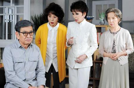 　ドラマ「やすらぎの郷」のワンシーン。（左から）石坂浩二、加賀まりこ、浅丘ルリ子、八千草薫