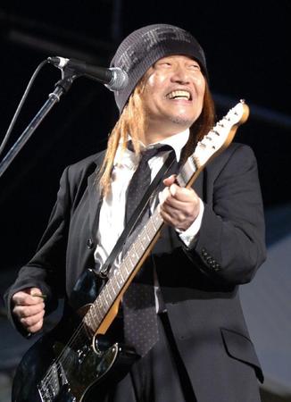 神戸新開地音楽祭で往年の名曲を披露したムッシュかまやつさん＝２０１１年５月