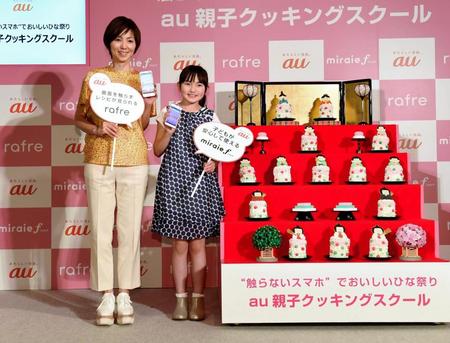 ひな段の横で記念撮影に納まる（左から）渡辺満里奈、鈴木梨央＝東京・ＣＡＦＥ；ＨＡＵＳ（撮影・開出牧）