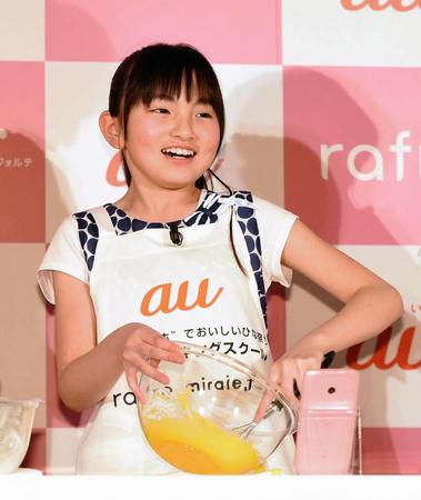 イベントで調理に挑戦する鈴木梨央＝東京・ＣＡＦＥ；ＨＡＵＳ（撮影・開出牧）