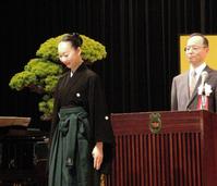 卒業生総代として答辞を読んだ芹沢佳夏さん（右は伊木常雄校長）＝兵庫県宝塚市