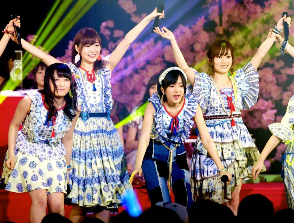 　ＡＫＢ４８アルバム発売記念特別ライブに登場した指原莉乃、山本彩（右）＝豊洲ＰＩＴ（撮影・堀内翔）