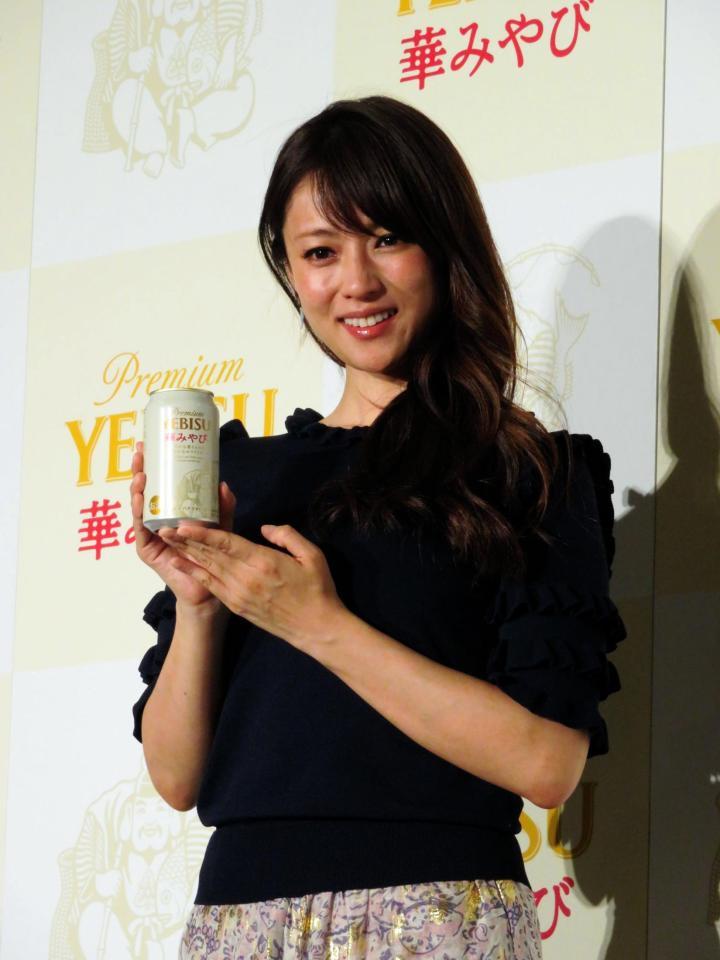 ビールを飲む時が一日で最も至福な時と語った深田恭子＝東京・エビス