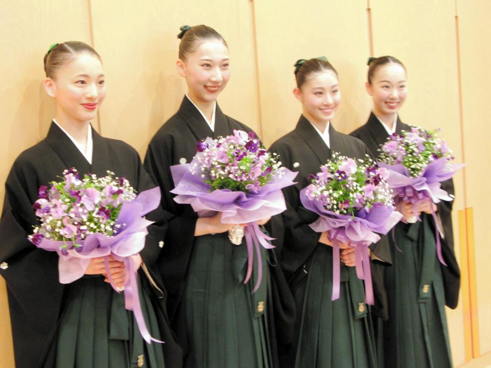 卒業生代表の（右から）芹沢佳夏さん、米沢知夏さん、龍田実可子さん、山本彩加さん＝兵庫県宝塚市