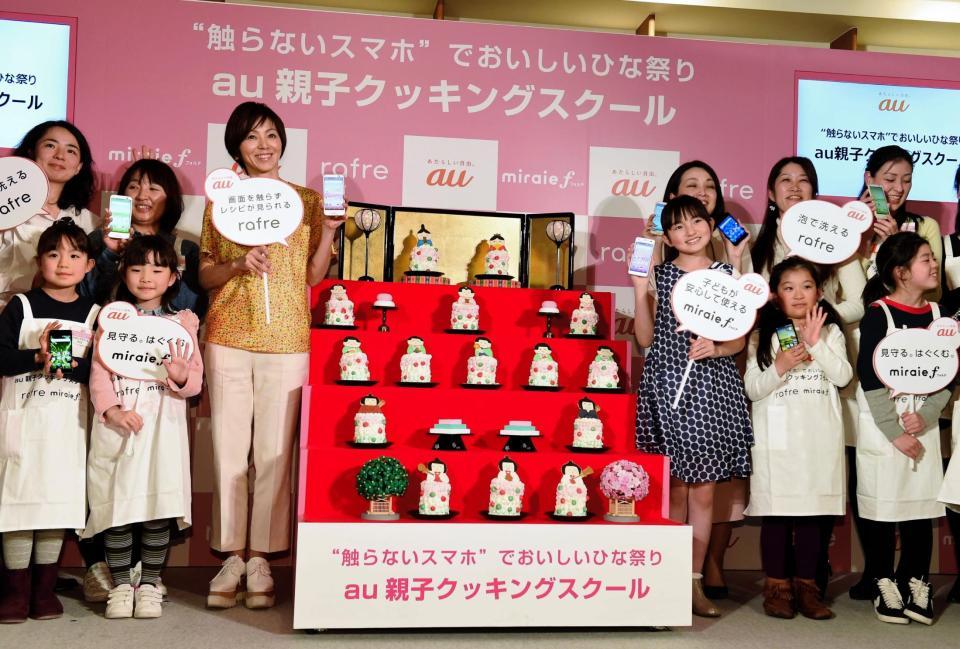 一般参加者の親子とひな段を囲んんだ渡辺満里奈（中央左）と鈴木梨央（中央右）＝東京・ＣＡＦＥ；ＨＡＵＳ（撮影・開出牧）