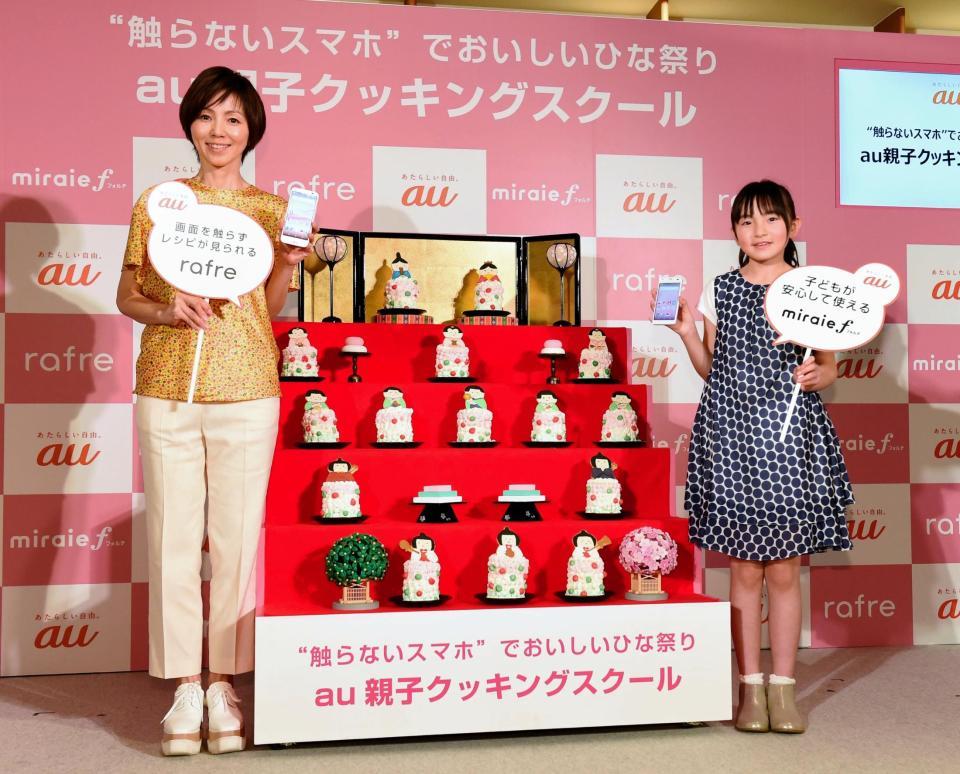 ひな段を囲んで記念撮影に納まる渡辺満里奈（左）と鈴木梨央＝東京・ＣＡＦＥ；ＨＡＵＳ（撮影・開出牧）