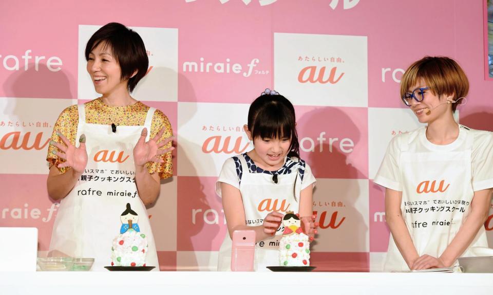 イベントでケーキ作りに挑戦する鈴木梨央（中央）。左は渡辺満里奈、右は料理研究家のあまこようこ＝東京・ＣＡＦＥ；ＨＡＵＳ（撮影・開出牧）