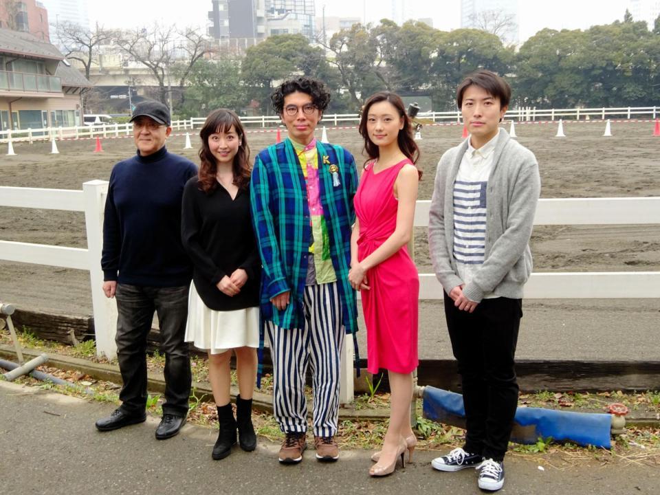 舞台「サクラパパオー」の製作発表に登場した（左から）作家の鈴木聡氏、黒川智花、片桐仁、中島亜梨沙、演出家の中屋敷法仁氏＝東京乗馬倶楽部