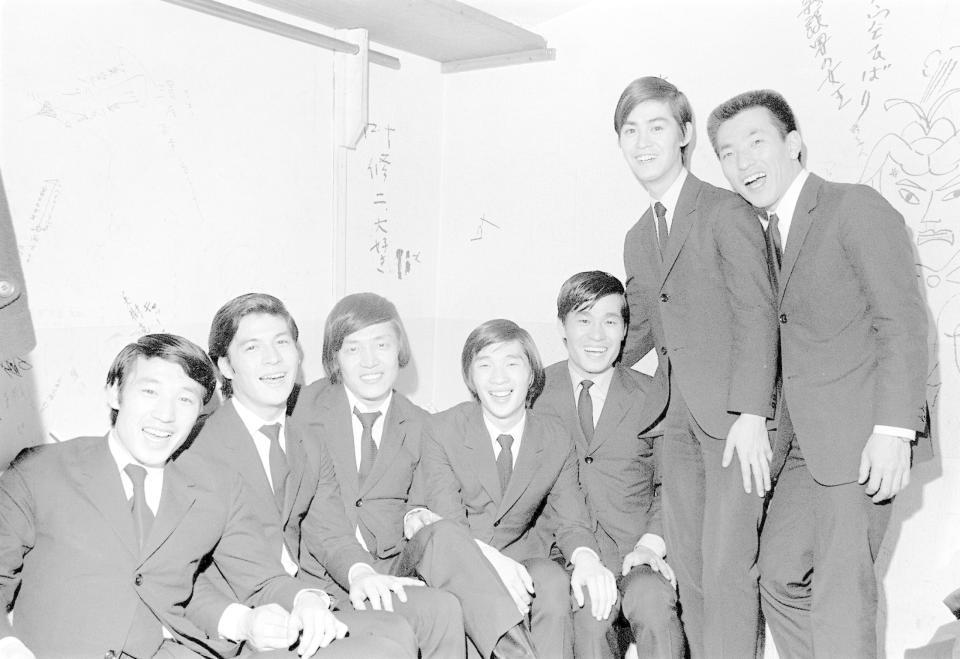 ザ・スパイダースのメンバーと写真に納まるムッシュかまやつさん（左から３人目）＝１９６６年３月