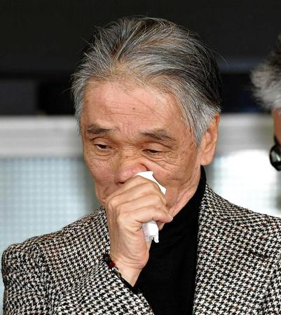 　会見で涙ぐむ堺正章＝東京・フジテレビ（撮影・出月俊成）