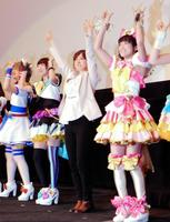 アイドルたちと一緒にダンスを披露した紺野あさ美アナウンサー（左から３人目）＝東京・新宿バルト９