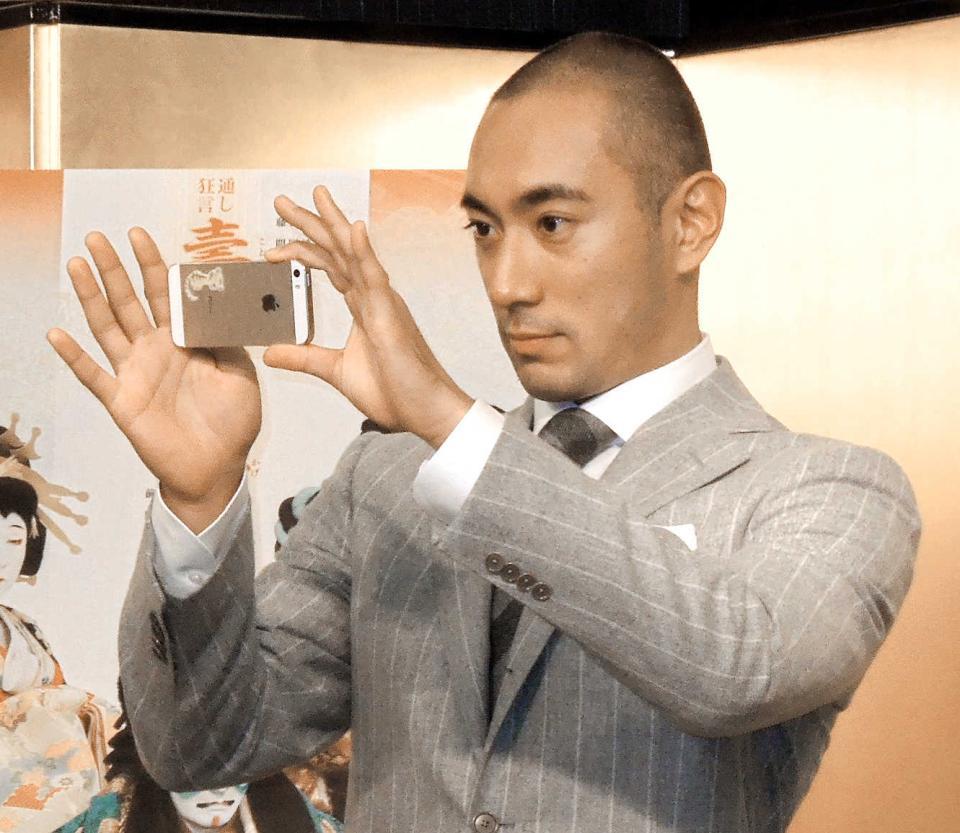 ブログ用に１日３００枚撮影するという市川海老蔵