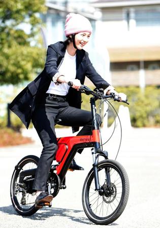 電動アシスト自転車に試乗するのん＝東京・代官山Ｔ-ＳＩＴＥ（撮影・開出牧）