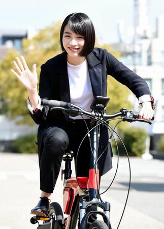 電動アシスト自転車に試乗しさわやかな笑顔をふりまくのん＝東京・代官山Ｔ-ＳＩＴＥ（撮影・開出牧）