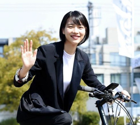 電動アシスト自転車にまたがり笑顔ののん＝東京・代官山Ｔ-ＳＩＴＥ（撮影・開出牧）