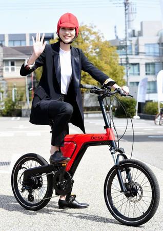 電動アシスト自転車にまたがり手を振るのん＝東京・代官山Ｔ-ＳＩＴＥ（撮影・開出牧）