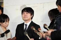 謝罪会見で号泣するＮＯＮ　ＳＴＹＬＥの井上裕介＝吉本興業東京本部（撮影・開出牧）