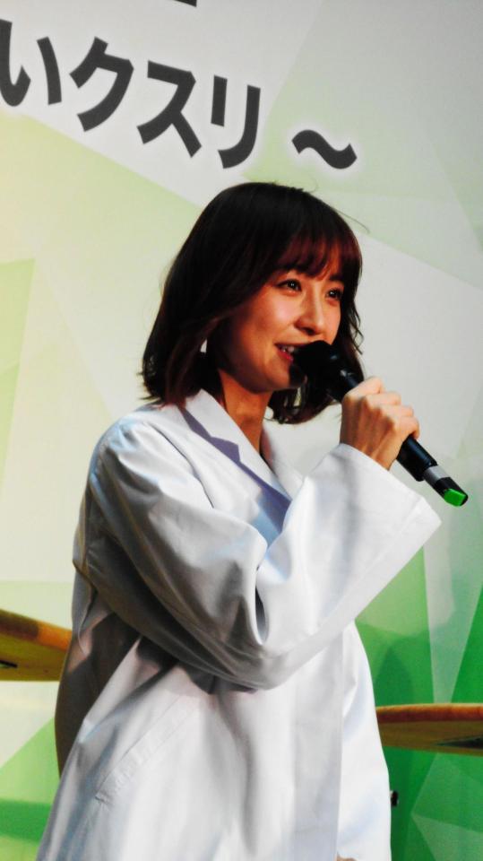 薬剤耐性対策普及啓発イベントで白衣の女医さん姿を披露した篠田麻里子＝東京・二子玉川ライズ