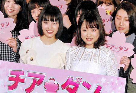 　大原櫻子（右）の生歌唱に感涙した広瀬すず＝東京・六本木ミッドタウン　アトリウム