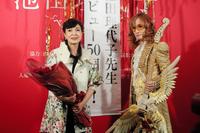 自身のデビュー５０周年記念展に出席した池田理代子氏とゲストの高見沢俊彦＝東京・日本橋高島屋