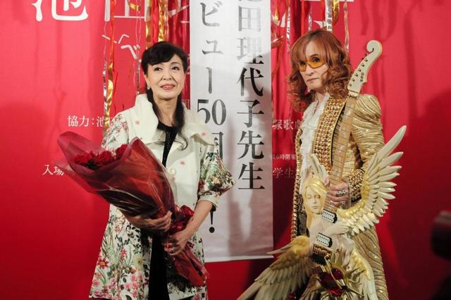 高見沢俊彦 還暦過ぎのオスカルです ベルばら作者 池田氏展で黄金衣装 芸能 デイリースポーツ Online