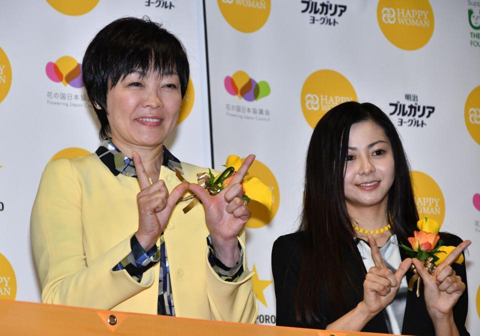 イベント終わりの写真撮影で笑顔の安倍昭恵・内閣総理大臣夫人と倉木麻衣＝渋谷ヒカリエ