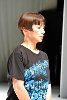 神妙な表情でムッシュかまやつさんの思い出を語る夏木マリ＝東京・世田谷パブリックシアター