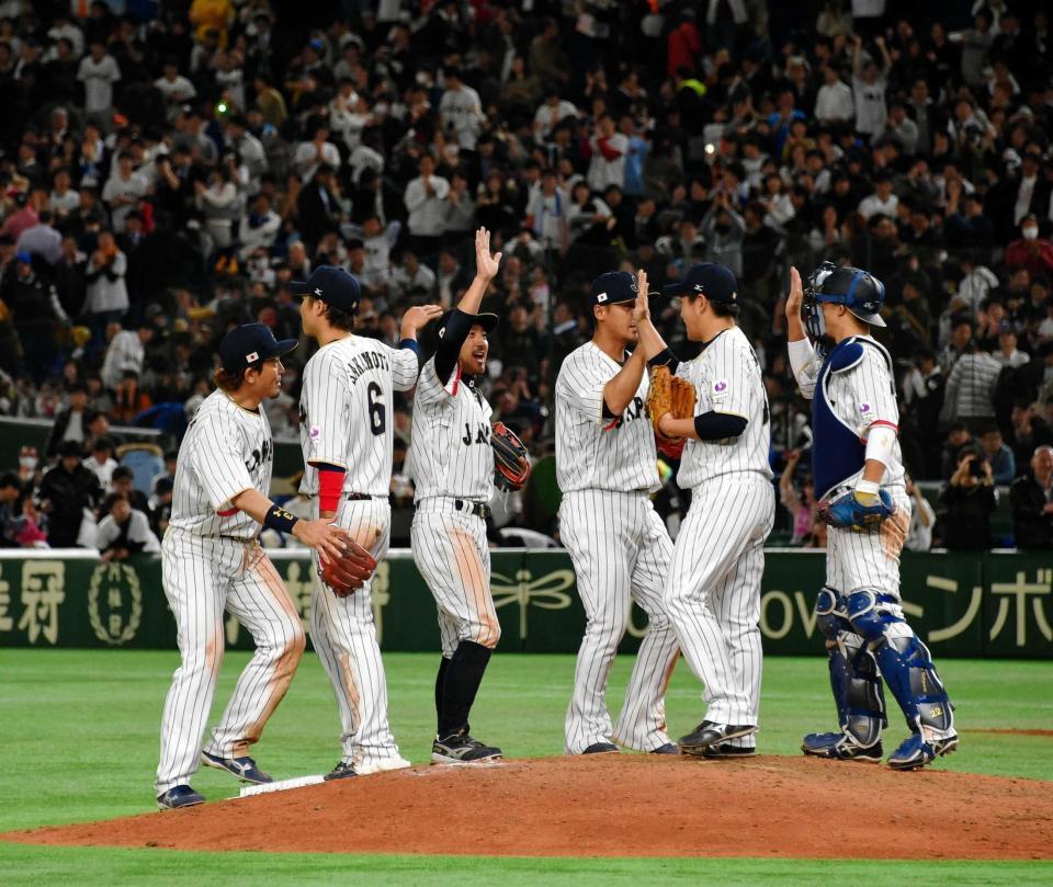 　キューバに競り勝ち、タッチを交わす日本ナイン＝７日