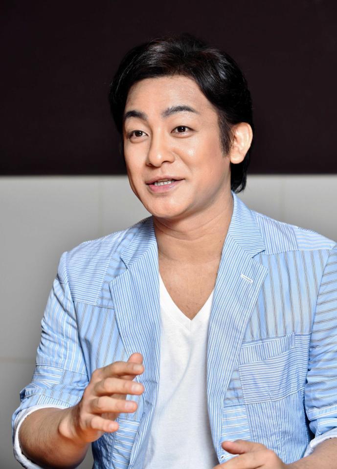 　インタビューに答える片岡愛之助＝新橋演舞場