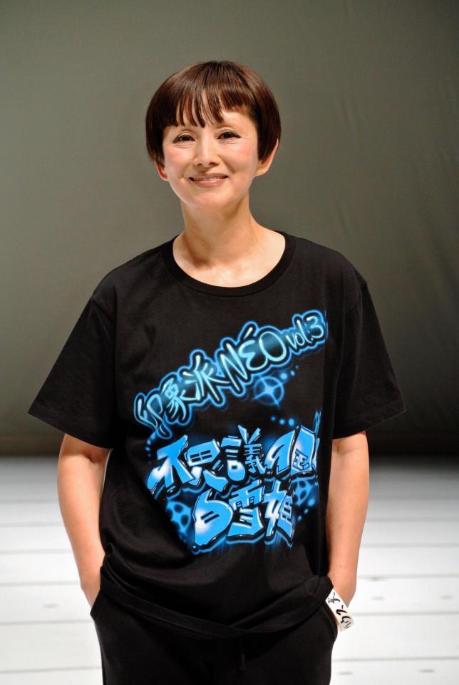 公演グッズのＴシャツ姿で「宣伝したいから着てきました」とおどけた夏木マリ＝東京・世田谷パブリックシアター