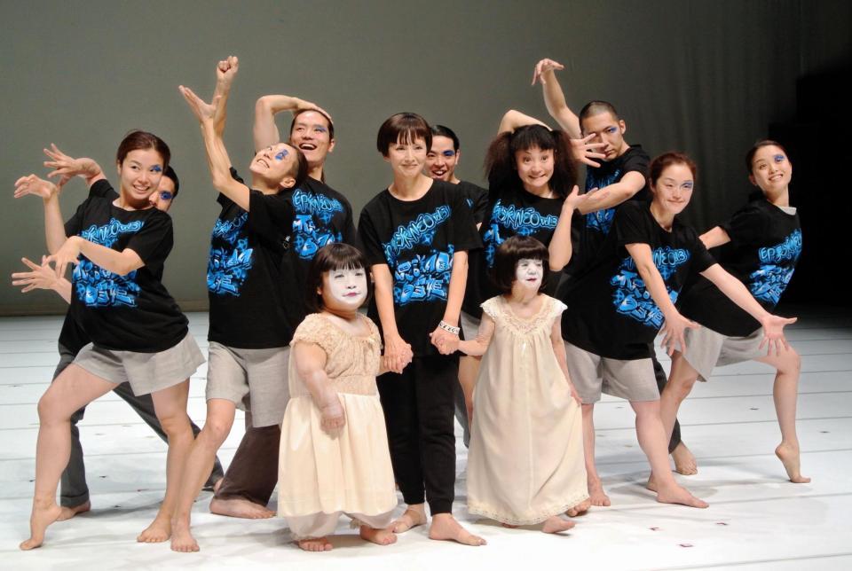 公演グッズのＴシャツ姿で「宣伝したいから着てきました」とおどけた夏木マリ（中央）＝東京・世田谷パブリックシアター