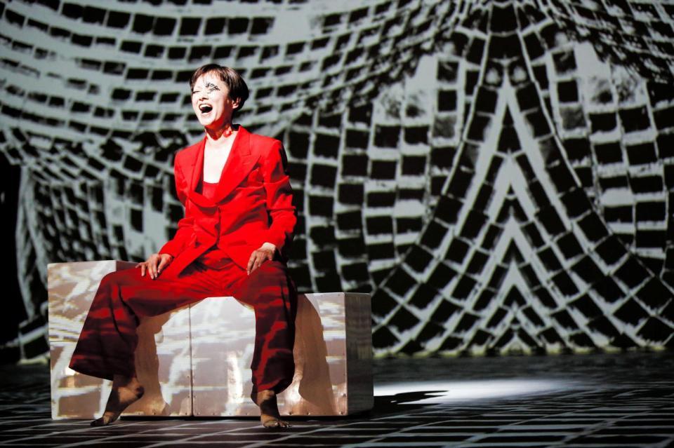 童話をモチーフにした新作舞台の初日を迎えた夏木マリ＝東京・世田谷パブリックシアター