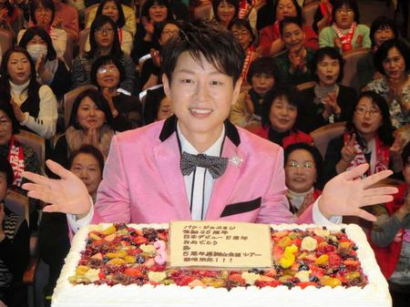 ケーキで祝福されたパク・ジュニョン＝東京・明治安田生命ホール