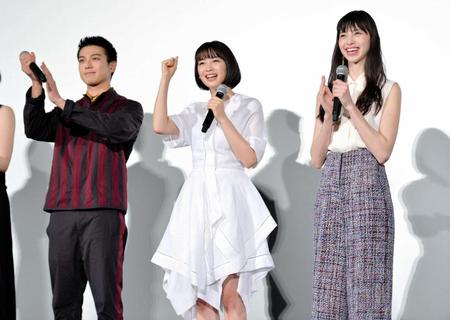 　笑顔でトークする（左から）真剣佑、広瀬すず、中条あやみ＝ＴＯＨＯシネマズ六本木ヒルズ（撮影・金田祐二）