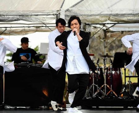 　パフォーマンスする三浦大知＝沖縄・北中城村