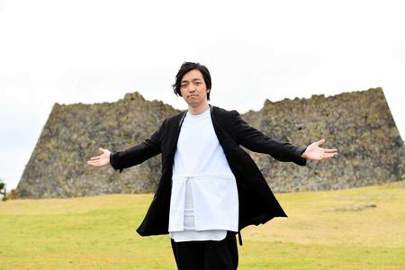 　中城城跡をバックに思いをはせる＝沖縄・北中城村