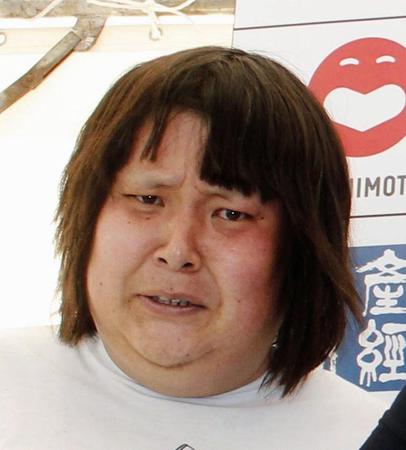 「第５回淀川寛平マラソン」で棄権し、まゆ毛カットの刑を受けたガリガリガリクソン＝大阪府枚方市