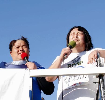 「第５回淀川寛平マラソン」でまゆ毛カットされたガリガリガリクソン（右）とバリカン断髪された西代洋＝大阪府枚方市