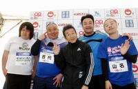「第５回淀川寛平マラソン」で（左から）まゆ毛カットされたガリガリガリクソン、断髪された西代洋、間寛平、たむらけんじ、山名文和＝大阪府枚方市