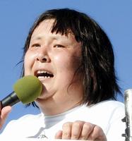 「第５回淀川寛平マラソン」で棄権し、まゆ毛カットの刑を受けたガリガリガリクソン＝大阪府枚方市