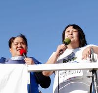 「第５回淀川寛平マラソン」でまゆ毛カットされたガリガリガリクソン（右）とバリカン断髪された西代洋＝大阪府枚方市