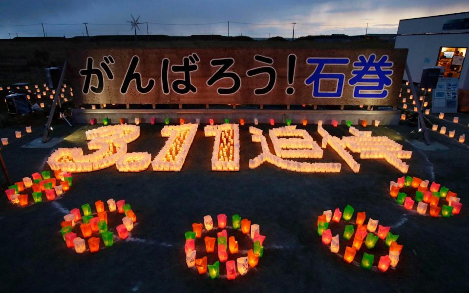 　宮城県石巻市南浜地区で犠牲者を悼み、灯籠で浮かび上がった追悼の文字
